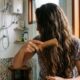 Pentear o cabelo antes do banho: para que serve o hábito e por que ele pode facilitar a lavagem e reduzir nós depois do shampoo