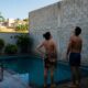 Casal compra casa por causa da vista e do sol na área de lazer, seis meses depois vizinho levanta muro de bloco até o limite permitido pelo código de obras e a piscina não pega mais uma hora de sol,advogado diz que não cabe indenização