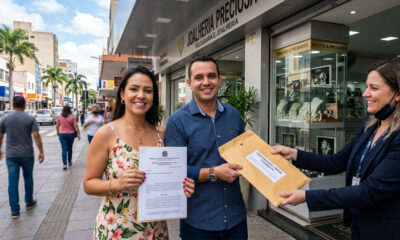 Noivos compram alianças de ouro que mancham meses depois por serem de latão e joalheria é autuada por fraude pagando R$ 25 mil ao casal