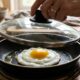 Chefs de cozinha afirmam: “Para o ovo frito ficar com a clara cozida e a gema mole, não precisa virar, basta tampar a frigideira por alguns instantes”