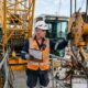 O que faz, quanto ganha, quantas horas trabalha e quantos dias de férias tem um operador de guindaste de grande porte em obras e portos?