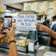 Lojista tenta cobrar taxa extra de R$ 5 para aceitar vale-refeição, cliente filma a exigência e Procon aplica multa de R$ 12 mil por abuso