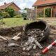 Homem começa a cavar o jardim para construir um terraço e encontra o maior tesouro de prata da Era Viking já descoberto, com cerca de 700 peças