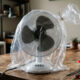 Sem desmontar a grade, nem usar ferramentas: a melhor forma de tirar a poeira acumulada do ventilador de mesa usando saco plástico e vinagre