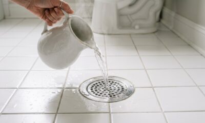 Jogar água quente com vinagre no ralo do banheiro à noite antes de dormir: para que serve e por que recomendam repetir toda semana