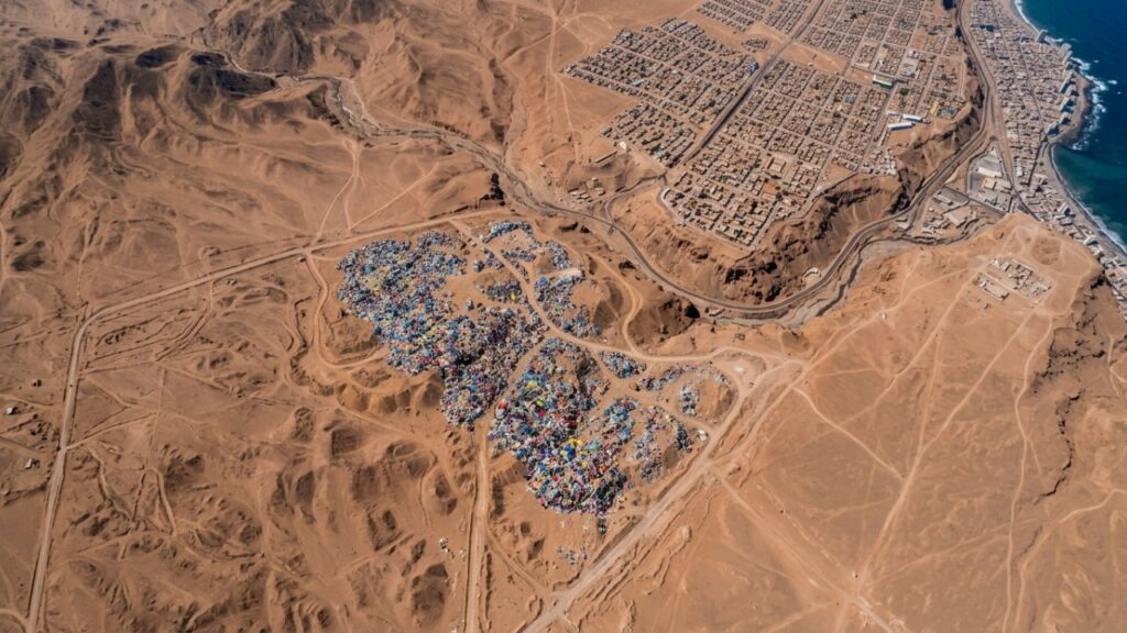 No meio do deserto do Atacama, uma montanha de roupas descartadas já chegou a 60 mil toneladas, vindas de milhares de quilômetros de distância, e já aparece em imagens de satélite