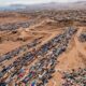 No meio do deserto do Atacama, uma montanha de roupas descartadas já chegou a 60 mil toneladas, vindas de milhares de quilômetros de distância, e já aparece em imagens de satélite
