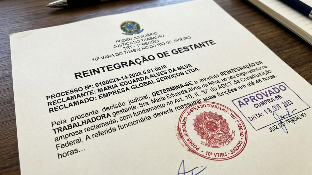 Trabalhadora descobre gravidez no último dia do aviso prévio, notifica chefia e empresa é obrigada a reintegrar com 1 ano de estabilidade