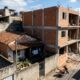 Morador levanta puxadinho de dois andares, joga sombra e tira a ventilação da casa ao lado, mas recebe notificação para demolir parte da construção com base no Código Civil