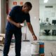 Porteiro com 19 anos de trabalho é demitido por justa causa e perde R$ 96 mil por levar para casa duas latas de tinta descartadas pela obra