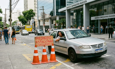 Prédio proíbe carros de estacionarem na rua pública em frente ao portão por segurança e condomínio é multado em R$ 5 mil por constrangimento