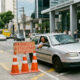 Prédio proíbe carros de estacionarem na rua pública em frente ao portão por segurança e condomínio é multado em R$ 5 mil por constrangimento