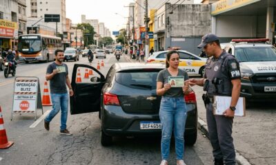 Motorista é parado em blitz, mostra a CNH vencida há poucos dias e acredita que o carro será apreendido, mas o agente explica o prazo de tolerância e o que realmente acontece nesse caso