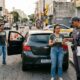 Motorista é parado em blitz, mostra a CNH vencida há poucos dias e acredita que o carro será apreendido, mas o agente explica o prazo de tolerância e o que realmente acontece nesse caso