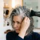 Sem tesoura e sem tintura: mudar este pequeno detalhe na posição do cabelo pode transformar o visual depois dos 50, valorizar o rosto e fazer mais diferença do que apostar em um novo corte