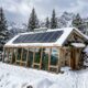 Casal constrói casa de 65 m² com 700 pneus velhos, milhares de garrafas e madeira para construir uma casa autônoma nas montanhas, onde a neve pode chegar a quase 4 metros por ano