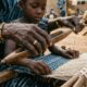 Sabedoria africana do dia: “Quando um ancião morre, é como se uma biblioteca inteira queimasse.” Uma lição sobre tudo o que se perde quando histórias não são transmitidas