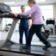 Existe um treino para ensinar o corpo a reagir quando você tropeça e pesquisadores estudam seu efeito contra quedas
