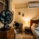 Ventilador a noite inteira ou ar-condicionado por 2 horas: eletricista faz a conta de qual pesa menos na conta de luz na onda de calor