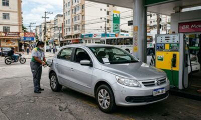 Empresa exige que motorista use carro próprio sem ressarcir combustível e é condenada a indenizar R$ 45 mil por desvio de função