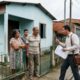 Família mora há 8 anos em terreno abandonado, gasta R$ 120 mil para construir casa simples e antigo dono reaparece exigindo a saída imediata