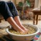 Um pouco de camomila na bacia com água morna: para que serve esse hábito e por que ele pode trazer sensação de relaxamento aos pés