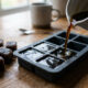 Congelar café pronto em forminhas de gelo: o truque simples para preparar bebidas geladas nos dias quentes sem diluir o sabor com água