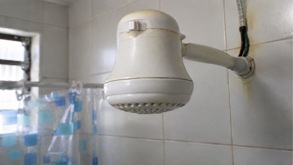 Eletricista que revisa quadros de energia há mais de uma década repete sempre o mesmo alerta: ampliar o chuveiro ou instalar um ar-condicionado sem recalcular a fiação é a causa mais comum de disjuntor que desarma sozinho e de fio que esquenta atrás da parede