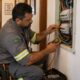 Eletricista que revisa quadros de energia há mais de uma década repete sempre o mesmo alerta: ampliar o chuveiro ou instalar um ar-condicionado sem recalcular a fiação é a causa mais comum de disjuntor que desarma sozinho e de fio que esquenta atrás da parede
