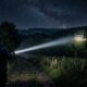 Cabe na mão, mas ilumina até 1 quilômetro: novo modelo de lanterna parece um farol portátil que transforma a escuridão