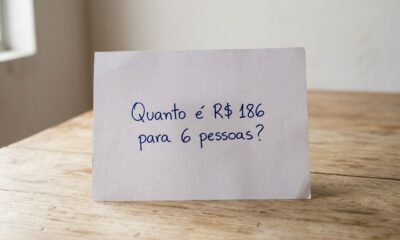 A conta deu R$ 186 para 6 pessoas, mas uma não vai pagar: quanto sobra para cada uma?