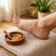 Esfoliar os pés com açúcar e mel: para que serve essa mistura caseira, quais benefícios pode trazer para a pele ressecada e por que recomendam fazer esse cuidado à noite, antes de dormir