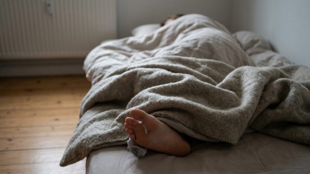 Especialistas em psicologia afirmam que dormir com um pé descoberto pode não ser apenas mania, mas um hábito ligado à forma como o corpo regula conforto durante o sono