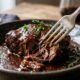 Chefs de cozinha concordam: “Para a carne de panela ficar macia, não adianta ter pressa no fogo forte, mas cozinhar devagar até o colágeno se transformar em gelatina”