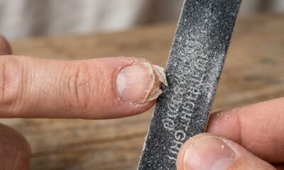 Manicures alertam: lixar unhas frágeis com movimentos agressivos de um lado para o outro pode favorecer descamação e pequenas quebras