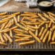 Chefs de cozinha concordam: “Para a batata frita ficar mais crocante, não coloque tudo de uma vez no óleo, porque pequenas porções ajudam a manter a temperatura da fritura”