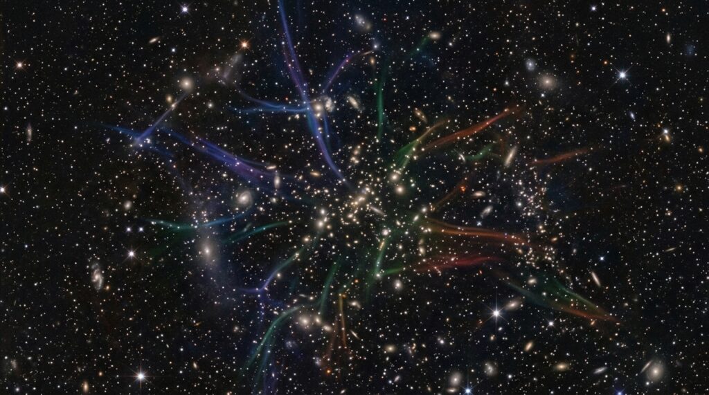Astrônomos conseguiram revelar 72 galáxias que nunca haviam sido observadas. A nova técnica encontrou sinais de luz muito fracos escondidos nas imagens do espaço