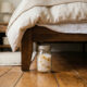Colocar pote com sal grosso e óleos essenciais debaixo da cama: o truque simples que puxa a umidade do piso e deixa o quarto perfumado por semanas