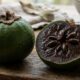 Parece um tomate verde comum, mas por dentro esta fruta tem polpa macia, cremosa e um sabor que lembra sobremesa de chocolate
