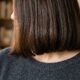 Cabeleireiros concordam: se o cabelo estiver mais fino depois dos 50, não é apenas por causa da idade, mas também pela mudança no ciclo dos fios, e “o corte certo pode fazer diferença”