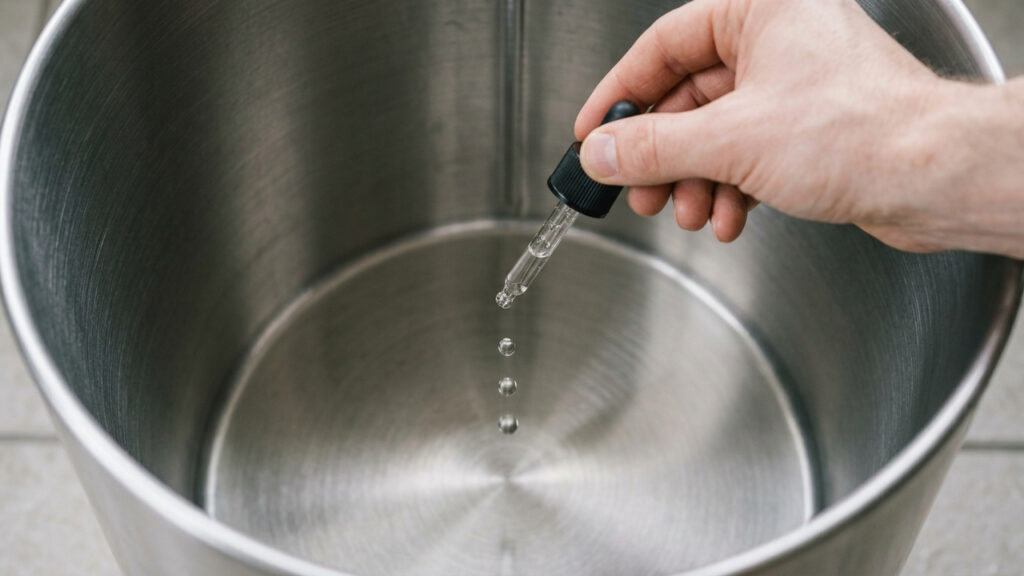 Pingar 3 gotas de óleo de melaleuca no fundo do balde de lixo: o bactericida caseiro que mata larvas e anula o mau cheiro de resíduos orgânicos