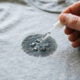 Aplicar detergente neutro puro sobre mancha de óleo recente: o truque simples antes da lavagem que descola a gordura da roupa sem esforço