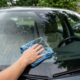Vinagre com água no para-brisa: para que serve e por que motoristas recomendam usar a noite