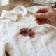 O segredo dos especialistas em tecidos finos para remover manchas antigas de vinho tinto seco da roupa clara sem estragar o tecido