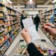 Segundo a psicologia, escrever a lista de compras no papel pode não ser apenas uma forma de organização, mas um jeito de reduzir o esforço mental de manter tudo na memória
