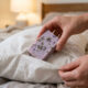 Colocar sabonete de lavanda dentro da fronha do travesseiro: o truque aromático simples que acalma o sistema nervoso e alivia a ansiedade noturna