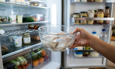 Trocar a água fria na geladeira a cada 4 horas: o método seguro para dessalgar bacalhau e carne-seca sem correr o risco de estragar a carne