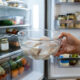 Trocar a água fria na geladeira a cada 4 horas: o método seguro para dessalgar bacalhau e carne-seca sem correr o risco de estragar a carne