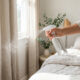 Borrifar vodka barata em cortinas e roupas de cama: o segredo de hotelaria que evapora rápido e elimina o cheiro de mofo sem precisar lavar
