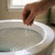 Colocar sal no vaso sanitário antes de dormir: para que serve esse truque e por que recomendam repetir o hábito uma vez por semana
